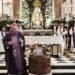 El Obispo auxiliar Javier Salinas preside el funeral de Fina ‘la Pesaora’