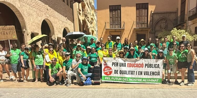 Nova jornada de vaga docent i masiva protesta pels carrers de València
