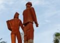 El moncadense Jaume Chiralt firma el monumento a las víctimas de la DANA