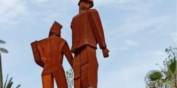 El moncadense Jaume Chiralt firma el monumento a las víctimas de la DANA