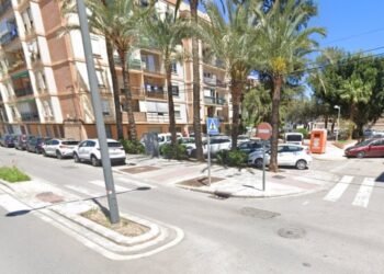 Una embarazada de siete meses trasladada al hospital tras colisionar dos vehículos en el centro urbano