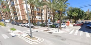 Una embarazada de siete meses trasladada al hospital tras colisionar dos vehículos en el centro urbano