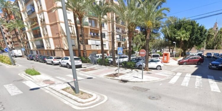 Una embarazada de siete meses trasladada al hospital tras colisionar dos vehículos en el centro urbano