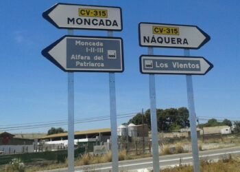 Moncada: Los bomberos excarcelan a una mujer atrapada en un coche en la CV-315