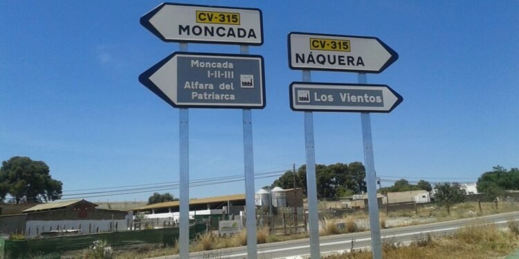 Moncada: Los bomberos excarcelan a una mujer atrapada en un coche en la CV-315