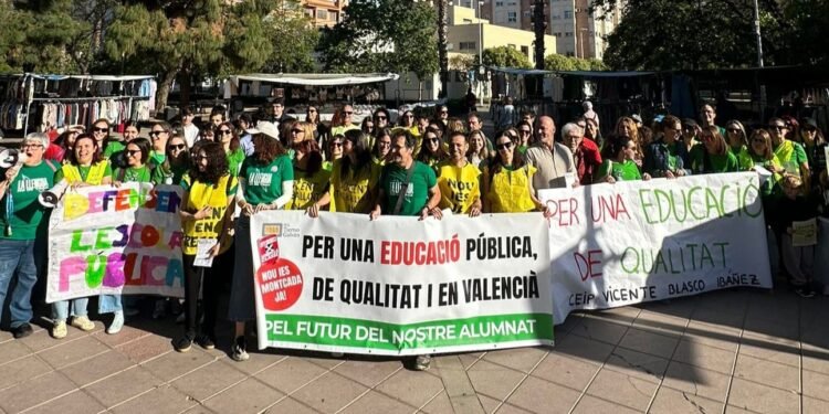 Seguimiento masivo de la huelga de docentes en los centros de Moncada