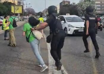 Directors de l’escola pública s’uneixen a la condemna per les agressions policials
