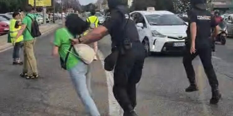Directors de l’escola pública s’uneixen a la condemna per les agressions policials