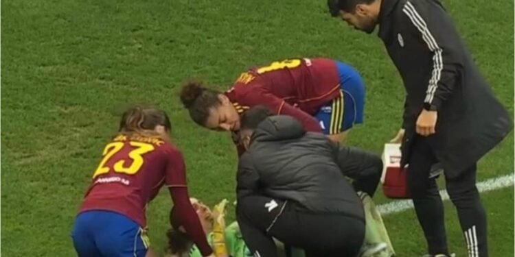 Enith Salón se rompe los ligamentos de la rodilla y es baja para «un largo período»