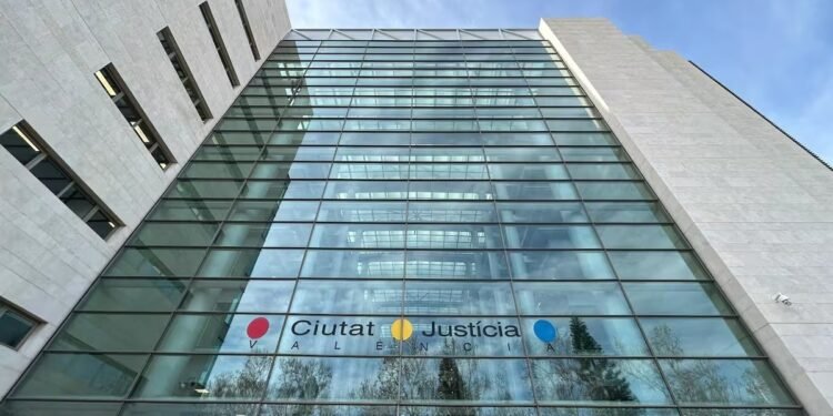 Dos años de cárcel para un frutero de Moncada por agredir sexualmente a una menor
