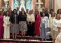 Manto de flores a la Mare de Déu dels Desemparats en la misa de ‘descoberta’