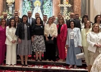 Manto de flores a la Mare de Déu dels Desemparats en la misa de ‘descoberta’