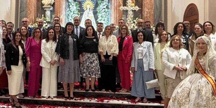 Manto de flores a la Mare de Déu dels Desemparats en la misa de ‘descoberta’