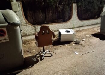 Indignación vecinal por la presencia de furgonetas furtivas nocturnas que echan enseres en la vía pública