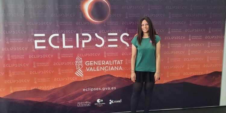 La profesora Rebecca Azulay del IES Tierno embajadora del eclipse en la Comunitat