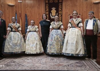 Las Falleras Mayores 2027 brillan con luz propia en el acto de proclamación