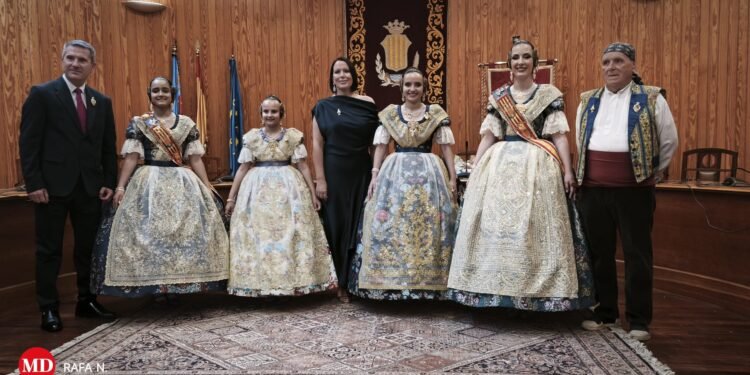 Las Falleras Mayores 2027 brillan con luz propia en el acto de proclamación