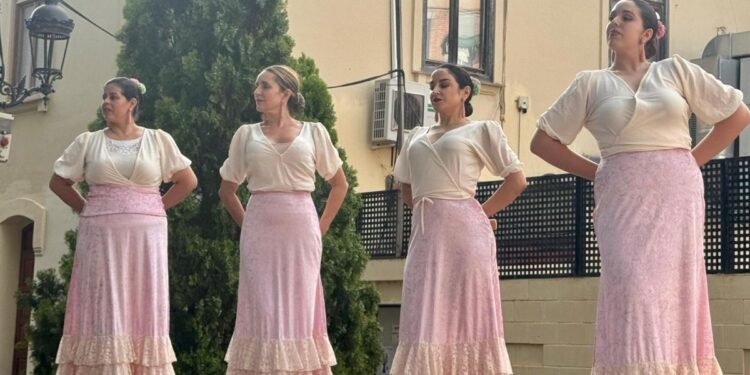 La Asociación Andaluza Rociera clausura el curso con una actuación de bailes