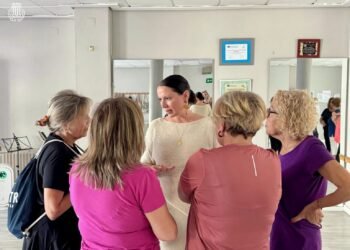 La vicealcaldesa aborda con los mayores las actividades del curso 2026-27