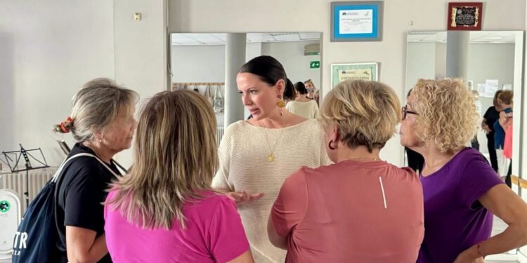 La vicealcaldesa aborda con los mayores las actividades del curso 2026-27