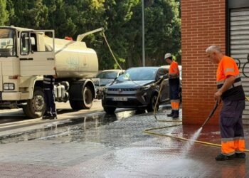 El ‘tsunami’ de Montcada: baldeig i aigua a pressió en els carrers més transitats