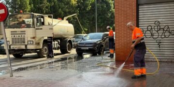 El ‘tsunami’ de Montcada: baldeig i aigua a pressió en els carrers més transitats