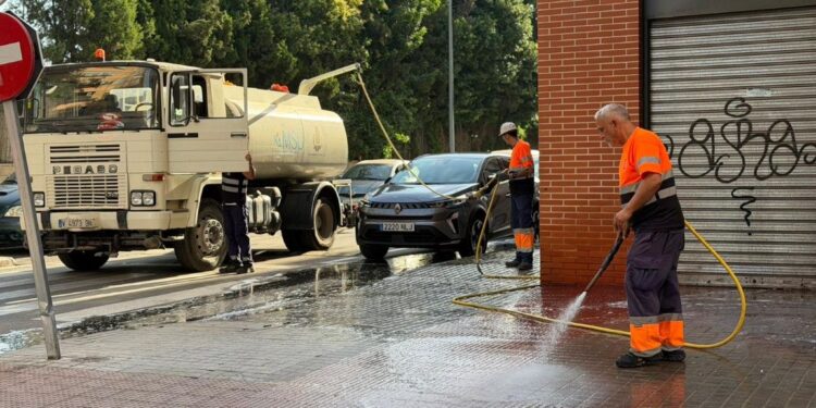 El ‘tsunami’ de Montcada: baldeig i aigua a pressió en els carrers més transitats