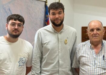 El alcalde Álvaro Gonzalvo recibe la insignia de la JLF como presidente nato