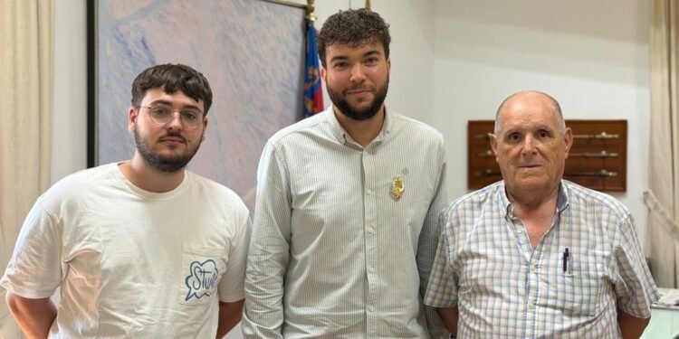 El alcalde Álvaro Gonzalvo recibe la insignia de la JLF como presidente nato