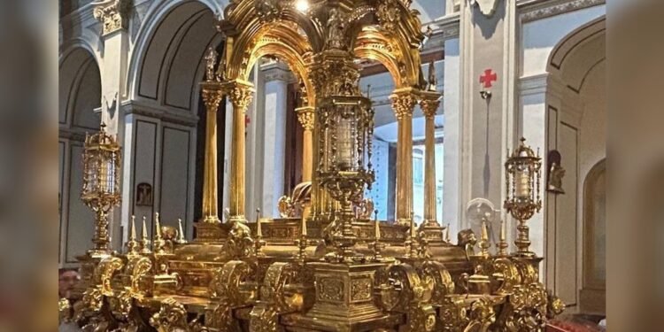 Moncada saca en procesión la custodia del Corpus, una joya de la orfebrería