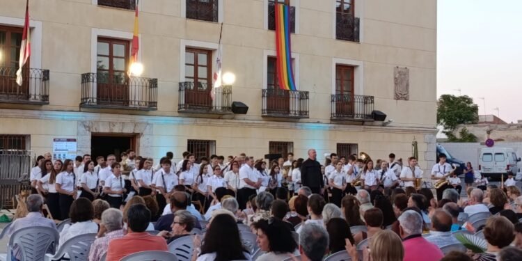 La banda simfònica del Musical plena de música els carrers i la plaça de Tarancón
