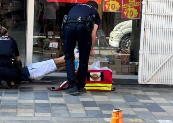 Auxilian a un hombre de avanzada edad tras desplomarse en la vía pública