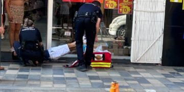 Auxilian a un hombre de avanzada edad tras desplomarse en la vía pública