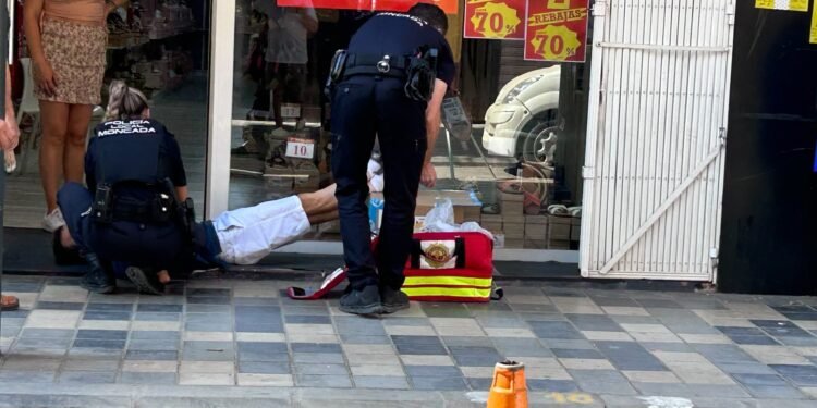 Auxilian a un hombre de avanzada edad tras desplomarse en la vía pública