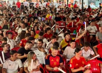 España a la final del Mundial: El mercat vell se convierte en una multitudinaria fiesta