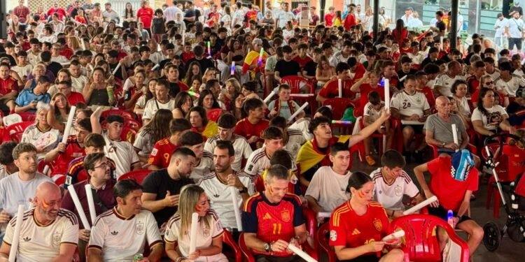 España a la final del Mundial: El mercat vell se convierte en una multitudinaria fiesta