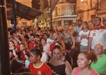 El Mercat Vell estalla de alegría tras ganar España su segundo Mundial ante Argentina