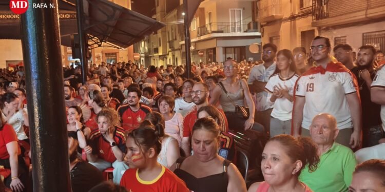 El Mercat Vell estalla de alegría tras ganar España su segundo Mundial ante Argentina