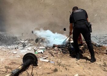 Un conato de incendio en la calle la Pinta moviliza a Bomberos y policía local
