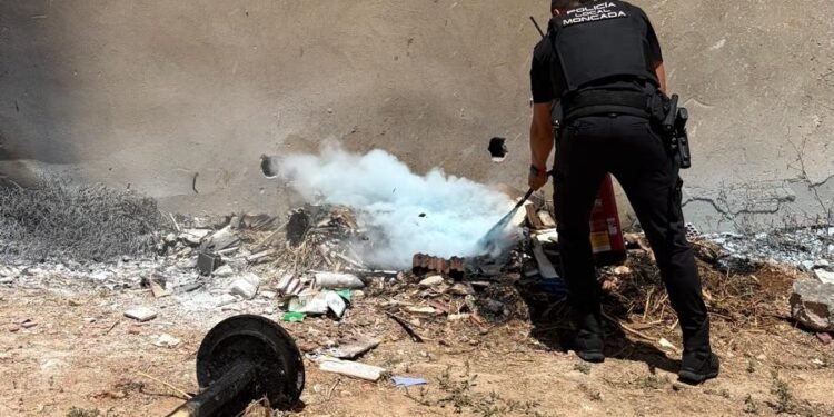 Un conato de incendio en la calle la Pinta moviliza a Bomberos y policía local