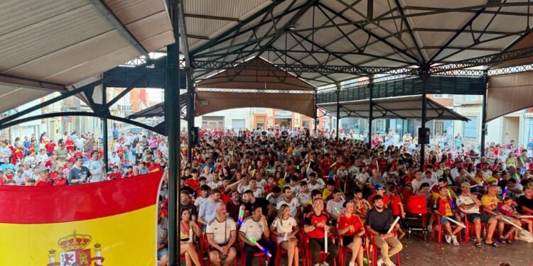 España a la final del Mundial: El mercat vell se convierte en una multitudinaria fiesta