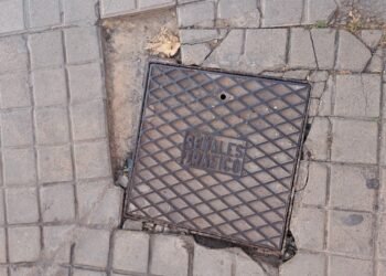 Denuncian el mal estado de una tapa de señalización entre carrer Sant Roc y Negre