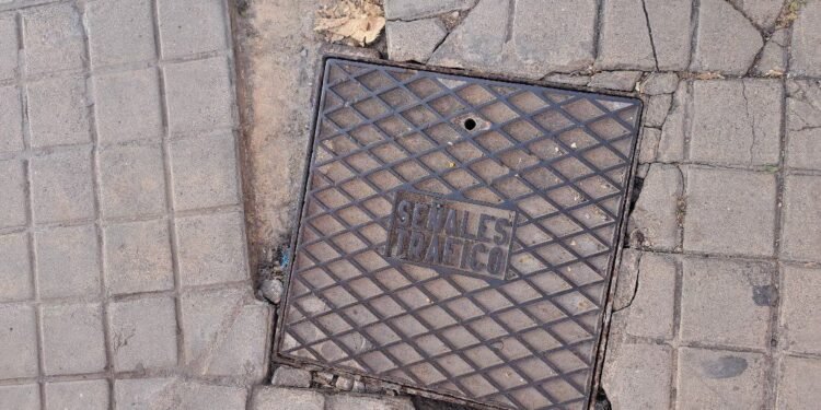 Denuncian el mal estado de una tapa de señalización entre carrer Sant Roc y Negre