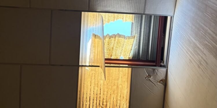 Herido grave tras precipitarse desde siete metros en una nave industrial de Moncada