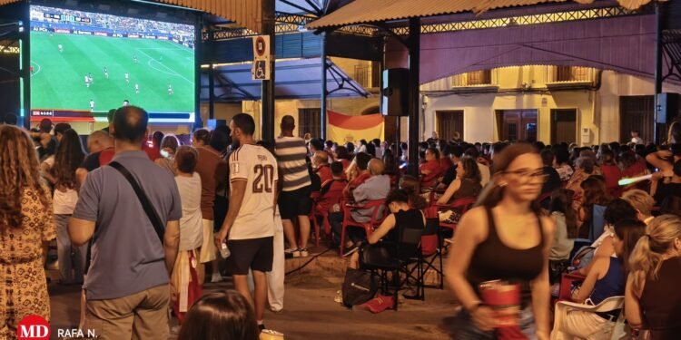 España a la final del Mundial: El mercat vell se convierte en una multitudinaria fiesta
