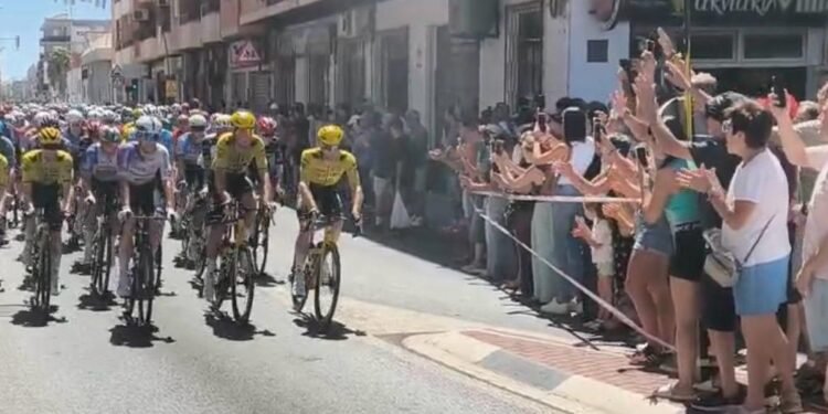 La Vuelta Ciclista España desata la locura en Moncada y Alfara del Patriarca