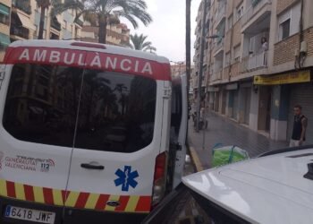 Trasladan a un varón al hospital tras sufrir una caída con su patinete en la calle Badia