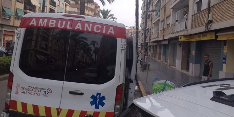 Trasladan a un varón al hospital tras sufrir una caída con su patinete en la calle Badia