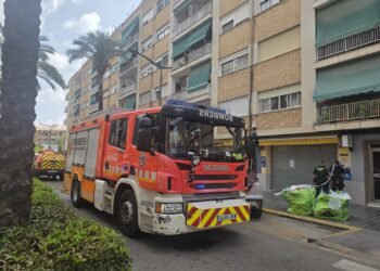 Desalojan a los vecinos de un edificio de la calle Badia por el incendio de un ventilador