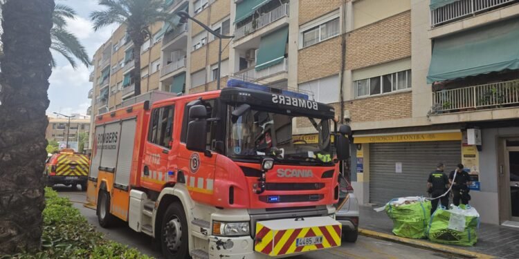 Desalojan a los vecinos de un edificio de la calle Badia por el incendio de un ventilador